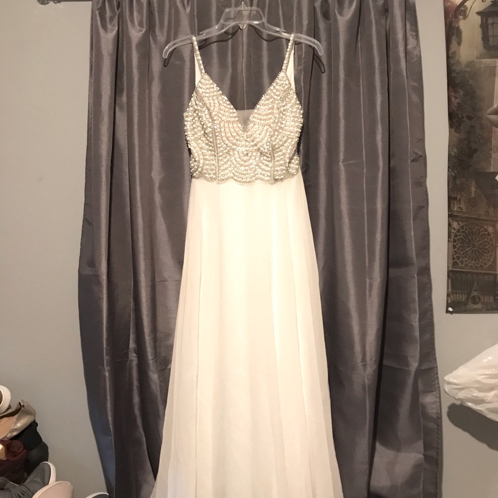Speechless white pearl and embellished prom/ wedding dress size 3 mesh